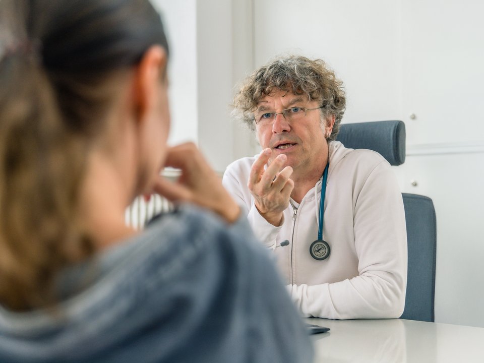 Dr. Jörg Seiler im Beratungsgespräch mit einer Patientin in der Praxis Seiler und Wiesinger.